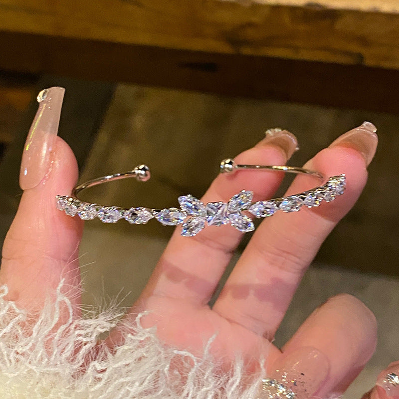 Full-diamond Vintage Design A Versatile High-end Light-luxury Piece Of Jewelry
